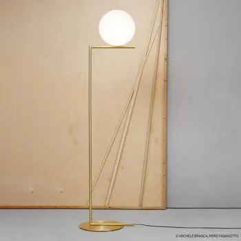 Lampička Stojací lampa FLOS IC F2 kartáčovaná mosaz - Ø koule 30 cm, Ø podstavce 38 cm, výška rámu 154,7 cm broušená mosaz, opálově bílá 1 x 205 W - Doprava zdarma