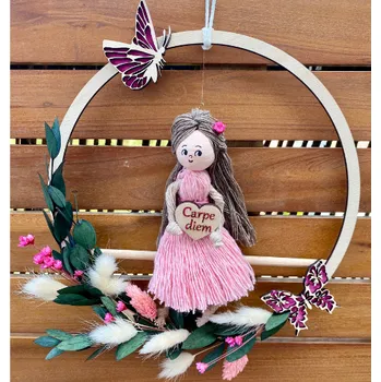 Panenka Užívej si dne - panenka macramé - dekorace v kruhu