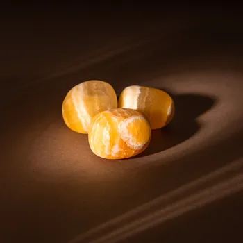 Oblázek Žlutý kalcit malý leštěný minerál