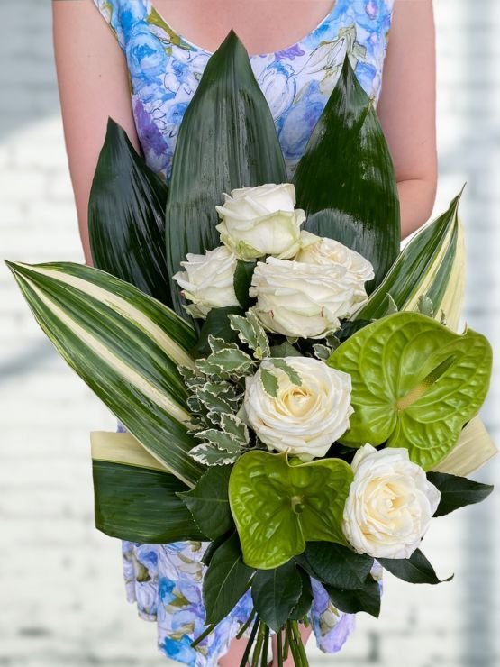 Smuteční kytice Premium, lineární vazba do výšky červené růže - rozvoz Praha