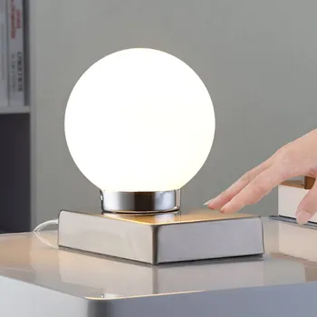 Lampička Lindby Stolní lampa Naomi se skleněnou koulí - Ø koule 10 cm opálově bílá, niklová matná 1 x 40 W - Doprava zdarma