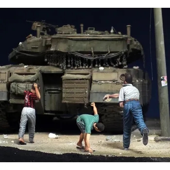 Plastikový model Royal Model 1/35 Boys throwing stones