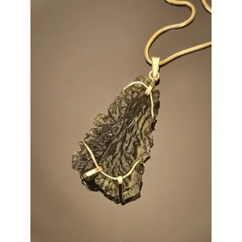 Přívěsek Luxusní zlatý přívěsek s neopracovaným vltavínem Besednice