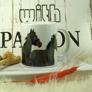 Hrnek Tři černí koně v běhu