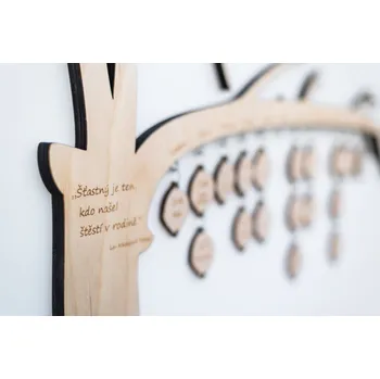 Kalendář MAJADESIGN Gravírování vlastního textu na kmen nástěnného kalendáře narozenin - STROM MALÝ