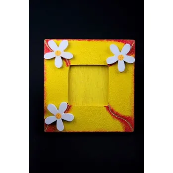 Rám na obraz Dřevěný zdobený fotorámeček žlutý s vlnkou 20x20cm