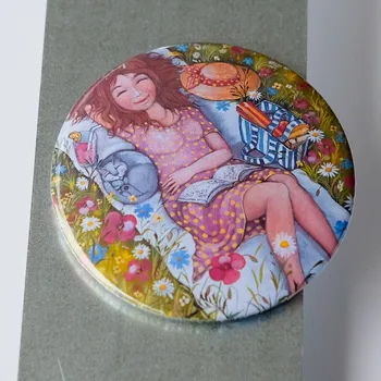 Dekorativní magnet Zuzana Honsová Na louce - magnet 56 mm