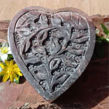 Dóza z mastku vyřezávaná