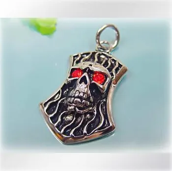 Přívěsek Lebka s rudýma očima - ocelový přívěsek