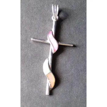 Přívěsek Kříž opletený perletí - stříbrný přívěsek