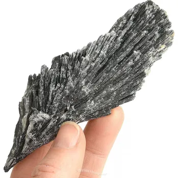 Přírodní kámen Kyanit disten černý surový krystal z Brazílie 89g