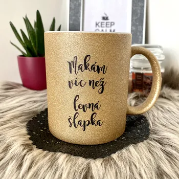 Hrnek třpytivý Makám víc než levná šlapka - hrubý zlatý