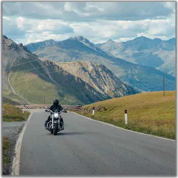 Obraz Malvis ® Obraz Na motorce v horách Velikost (šířka x výška): čtverec - 30x30 cm