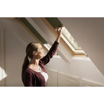 Zatemňující roleta Velux DKL Premium - stará generace Barva rolety: Sametově růžová (4578), Barva vodicí lišty: Hliník standard (S), Označení okna (ze štítku na okně): C02/102 55x78 cm