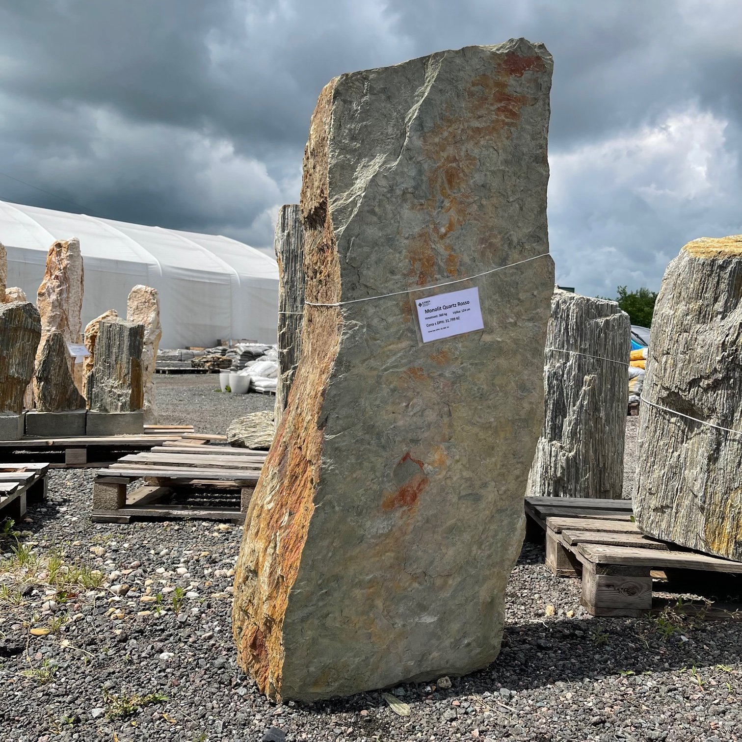 Břidlicový solitér Monolit Quartz Rosso 1 ks 215 kg a 140 cm