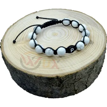 Náramek WUX Shamballa bílý Howlit s iniciály VELIKOST NÁRAMKU: Dětská.....14cm - provázek Ø 2mm, BARVA PROVÁZKU: Červená tmavá, BARVA KORÁLKU S PÍSMENEM: Bílý korálek