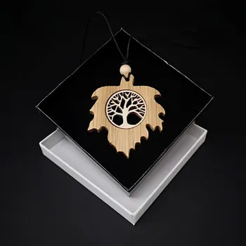 Přívěsek AMADEA Dřevěný přívěsek z masivního dřeva ve tvaru javorového listu s vkladem - strom, 6x5 cm