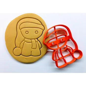 Vánoční dekorace Perníček #4 vykrajovátko s čepici a šálou