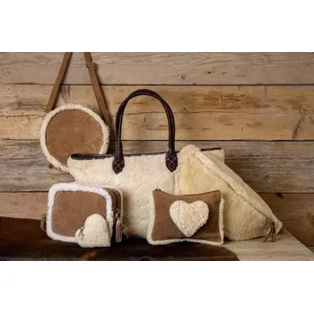 Hnědá kulatá kožená kabelka crossbody zdobená ovčí vlnou - 24*8*24cm