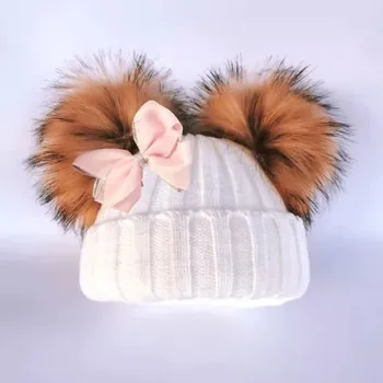 Zimní pletená čepice s odepínacími bambulkami Barevná varianta: Hnědé bambulky, Barva: Bílá