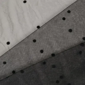 Tyl s černými sametovými puntíky - černý