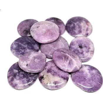 Lepidolitová hmatka – přírodní kámen pro uvolnění stresu a emoční rovnováhu