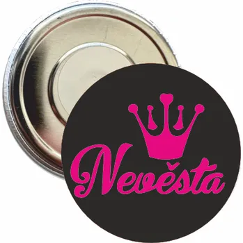 ON-DESIGN Placka s motivem Nevěsta 32 mm Barva: černá, Barva potisku: purpurová, Typ buttonu: magnet