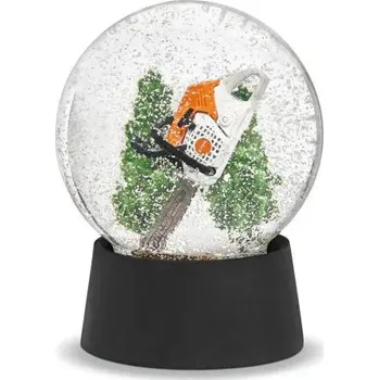 Příslušenství k pile Sněžítko STIHL MS 500i (04216000075) (Skleněné těžítko s motivem motorové pily zařezané ve špalku, průměr: cca 8 cm. Podstavec z plastu a pryskyřice.)