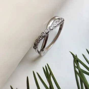 Prsten Prstýnkárna Stříbrný prsten propletený zdobený zirkony AG 925 ≤ 2 g Velikost prstenu: 7 (54/55)