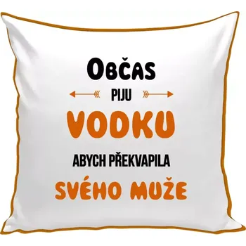 Polštář Polštář barevný 32x32 cm Občas piju vodku, abych překvapila svého muže