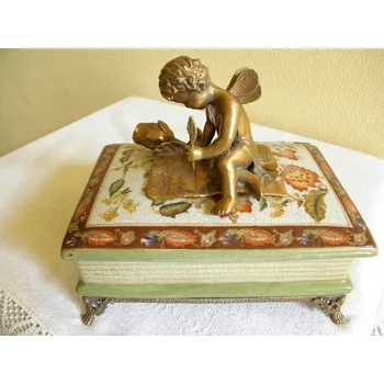 PORCELÁNOVÁ DÓZA S MOSAZNOU FIGUROU AMORA