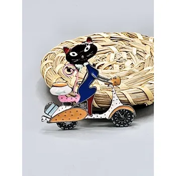 Brož Kočka na skůtru - brož, přívěsek Hnědá