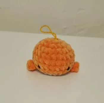 Háčkovaný přívěsek na klíče - velryba Barva: Oranžová