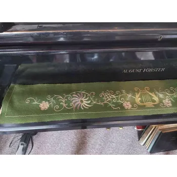 Dečka na klávesnici piana