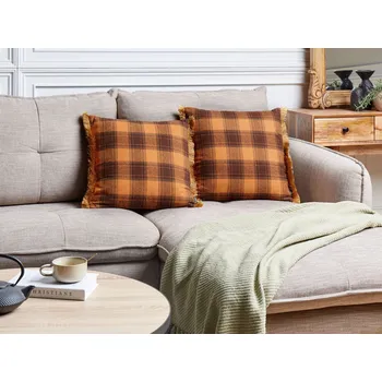 Dekorativní polštářek Sada 2 dekorativních polštářů oranžová a černá polyester 45 x 45 cm s třásněmi a šachovnicovým vzorem doplněk ložnice obývací pokoj Beliani