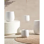 Květináč krémově bílý z vláknité hlíny ⌀ 19 cm kulatý venkovní květináč s reliéfovým vzorem Beliani