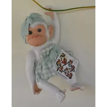 plyšák Bílá opička v modro-bílé kostkované sukni od RosaToys (BEBE MONO BLANCO 25 CM ROSA )