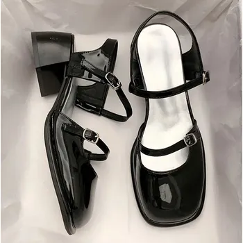 Dámské lodičky Lakované lodičky s hranatým výstřihem Barva: Černá, Velikost: 38