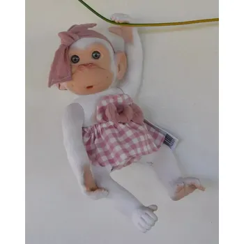plyšák Bílá opička v kostkované růžovo-bílé sukni od RosaToys (BEBE MONO BLANCO 25 CM ROSA )
