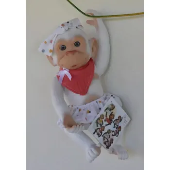 plyšák Bílá opička s červených bryndáčkem od RosaToys (BEBE MONO BLANCO 25 CM ROSA )