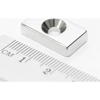 Dekorativní magnet Neodymový magnet kvádr 20x10x5 mm s dírou M4 - jižní pól na straně s prohlubní - N38