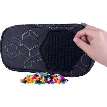 Penál PIXIE CREW studentský penál HEXA HARMONY #GIFTS #50 malých různobarevných pixelů