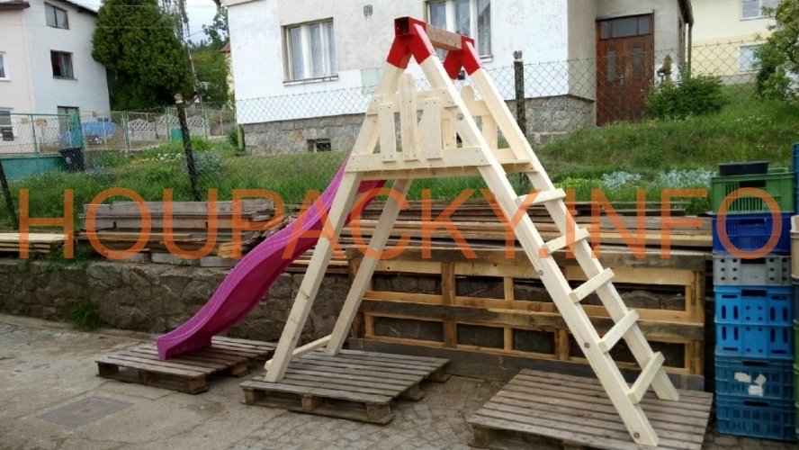 Dřevěné schůdky ke skluzavce 150