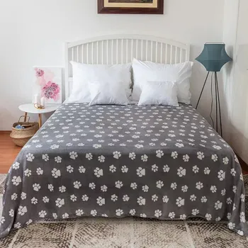 Dětská deka MIKROPLYŠOVÁ DEKA SE VZOREM 200x230cm - TLAPKY