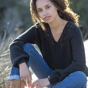 Dámský svetr Pulovr s výstřihem do V a ažurou černá 56