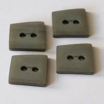 Knoflík Knoflík stř.šedý čtverec 7506/36/6 - Šedá, 17x17 mm