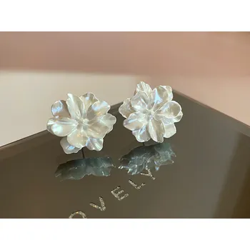 Náušnice B-TOP Dámské akrylové náušnice Bílý Květ