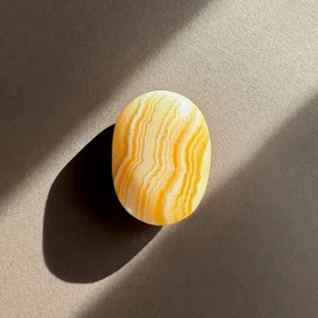 Oválek Žlutý kalcit Váha: 70 - 100 g leštěný minerál