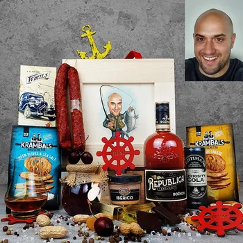 Dárkový potravinový koš Persi - Dárková Bedna s rumem Repulica a karikaturou obdarovaného na bedně s páčidlem