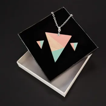 Přívěsek AMADEA Sada dřevěný náhrdelník s náušnicemi trojúhelník růžový, 4,5x4 cm